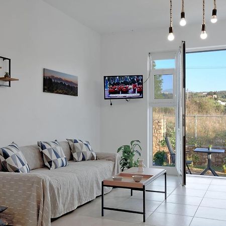 Livingfy Apt With Mountain View & Garden バモス エクステリア 写真